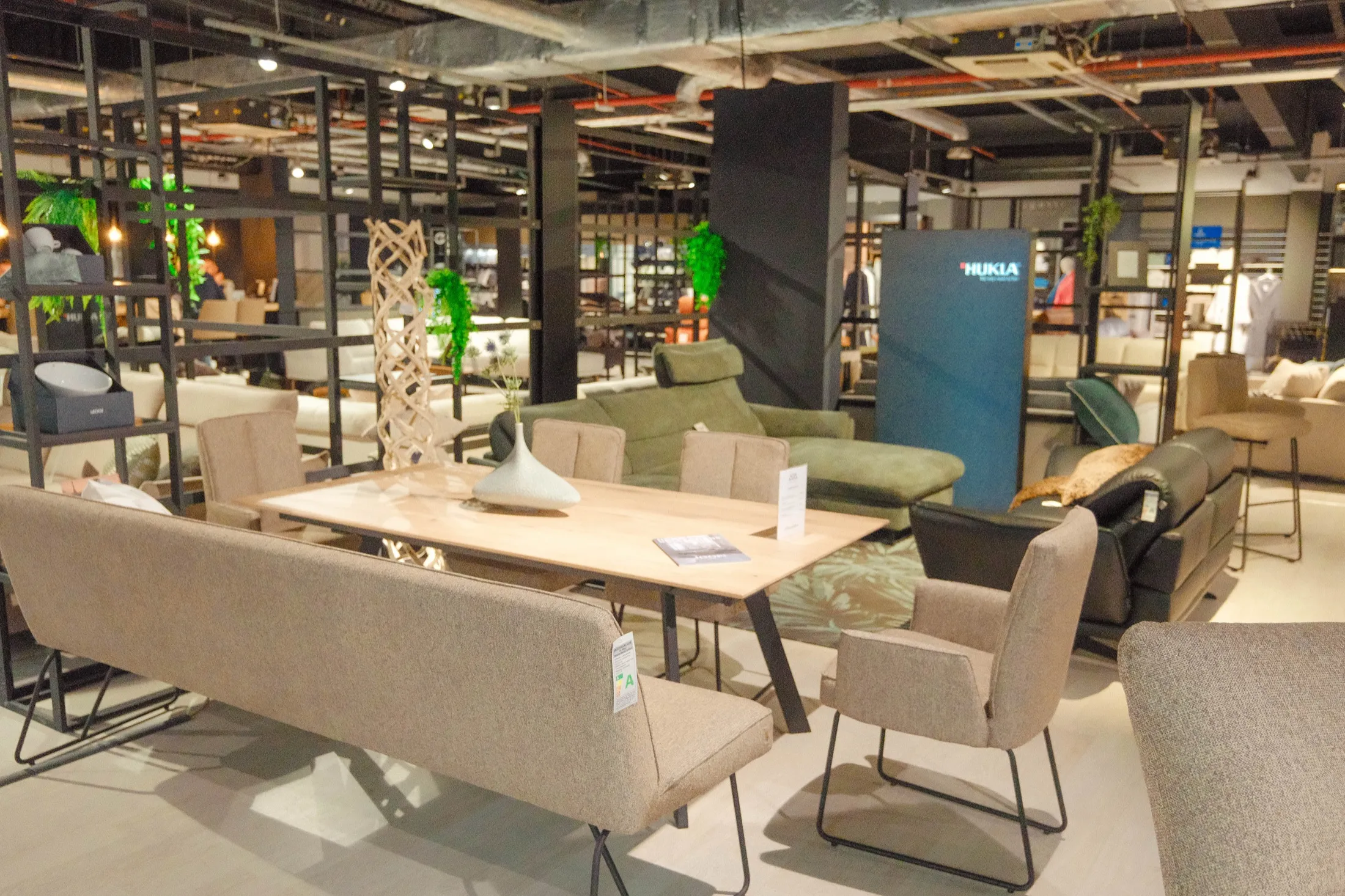 Strefa wypoczynkowa z sofami Hukla w salonie JMB Design Gdańsk